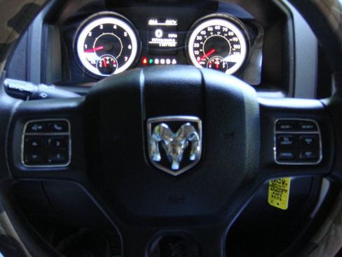 Used 2017 RAM 1500 Classic SLT AWD/4WD image 16