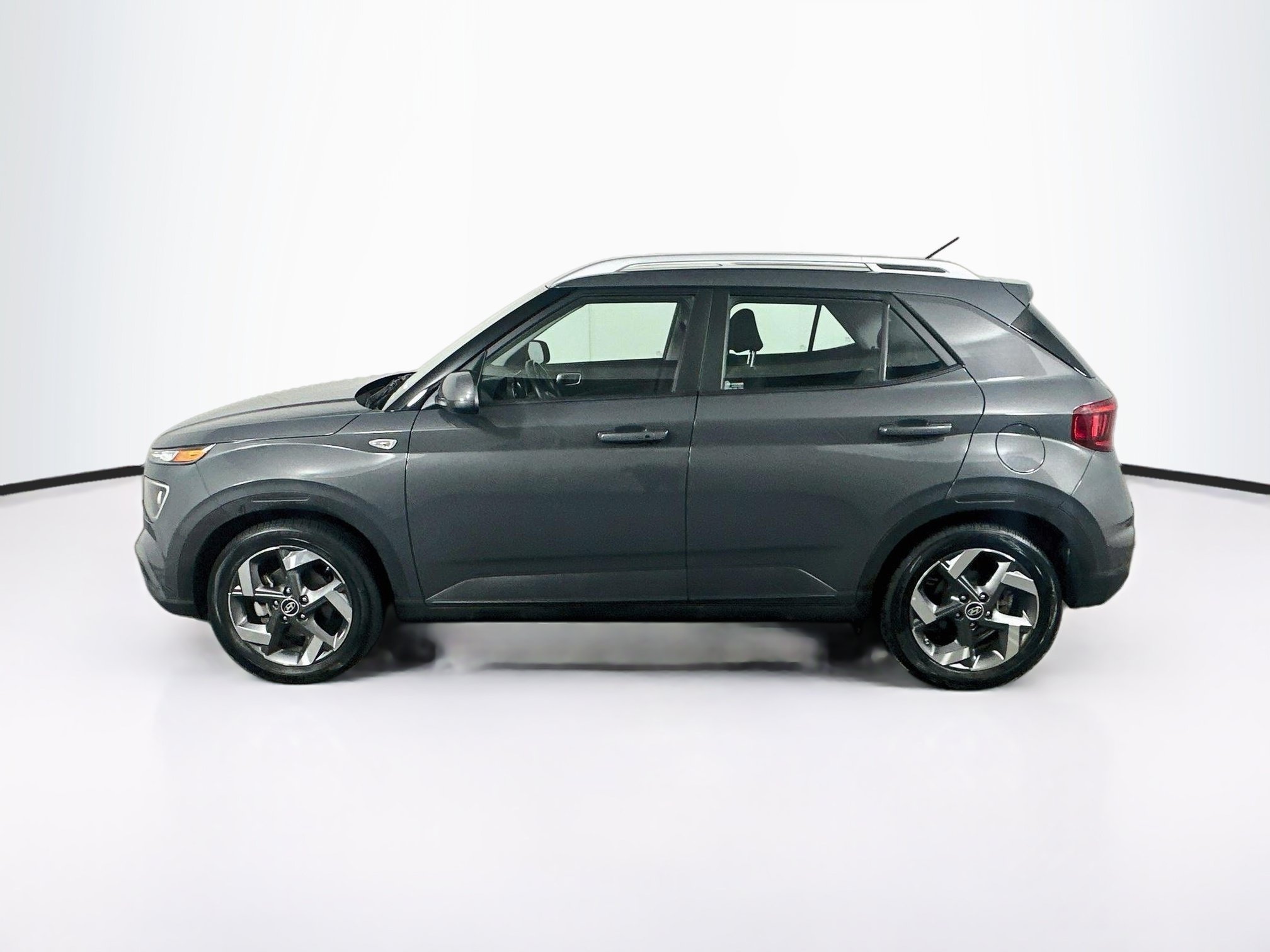 Used 2025 Hyundai Venue SEL FWD image 4