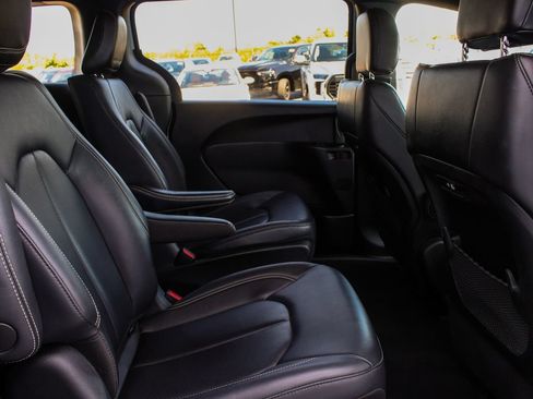 Used 2024 Chrysler Pacifica Limited FWD image 35