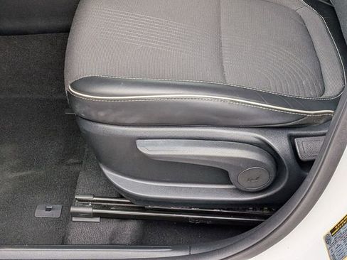 Used 2023 Hyundai Venue Limited FWD image 12