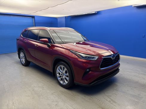 Used 2021 Toyota Highlander Limited AWD/4WD image 2