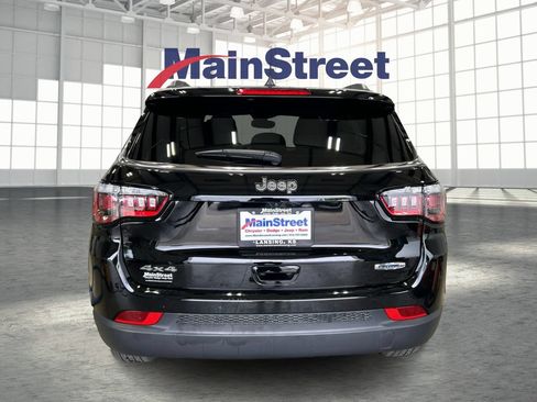 Used 2025 Jeep Compass Latitude w/ Convenience Group AWD/4WD image 4