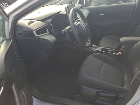 Used 2021 Toyota Corolla LE FWD image 4