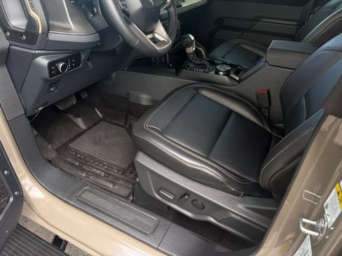 Used 2025 Ford Bronco Badlands AWD/4WD image 17