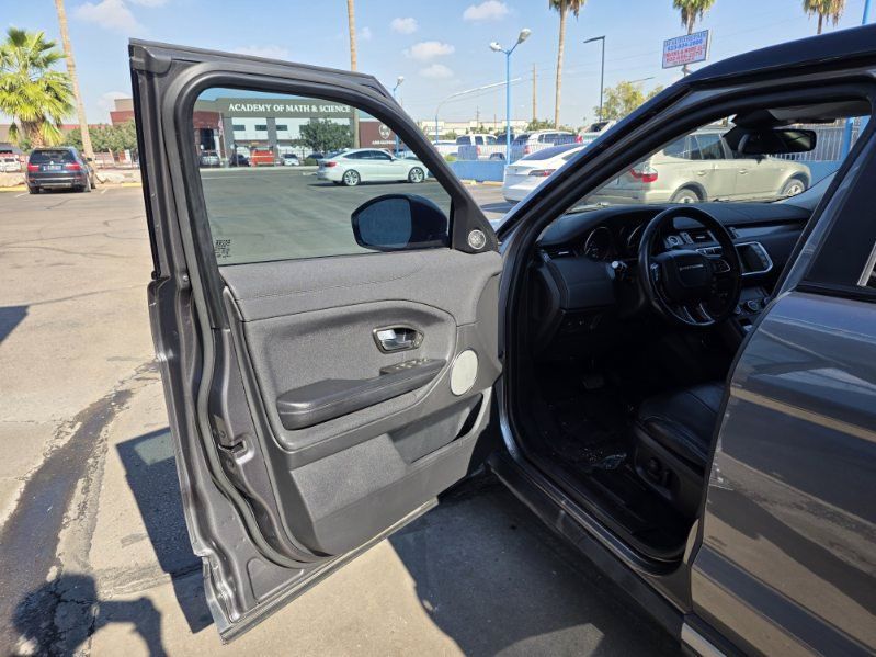 Used 2019 Land Rover Range Rover Evoque SE AWD/4WD image 9