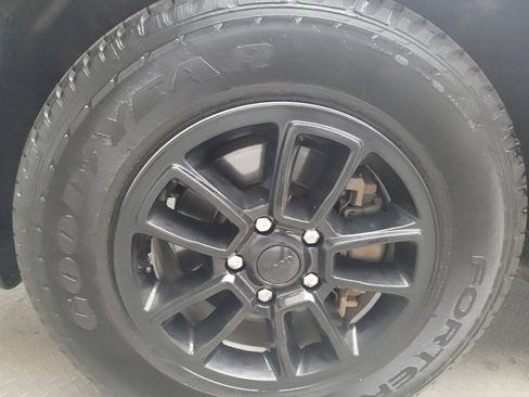Used 2018 Jeep Grand Cherokee Laredo AWD/4WD image 31