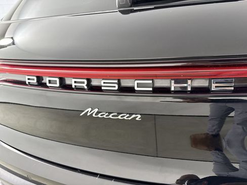 Certified 2024 Porsche Macan AWD/4WD image 19