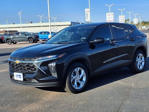 Used 2024 Chevrolet Trax LS w/ LS Convenience Package image 3