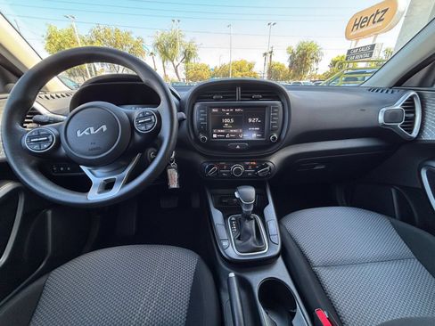 Used 2025 Kia Soul LX w/ LX Technology Package FWD image 32