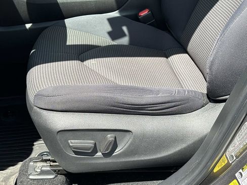 Used 2022 Toyota Highlander LE AWD/4WD image 17