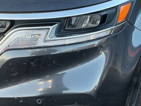 Used 2024 Kia Carnival EX image 9