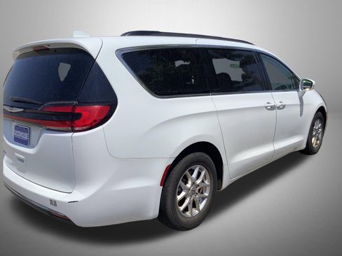 Used 2022 Chrysler Pacifica Touring-L FWD image 3