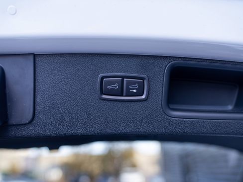 Certified 2025 Porsche Macan Turbo image 22