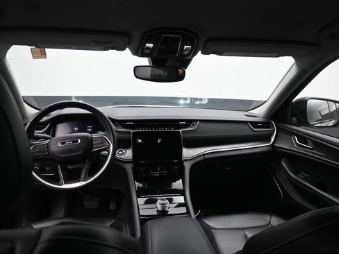 Used 2023 Jeep Grand Cherokee Limited w/ Black Appearance Package image 14