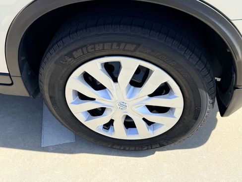 Used 2017 Nissan Rogue S image 9