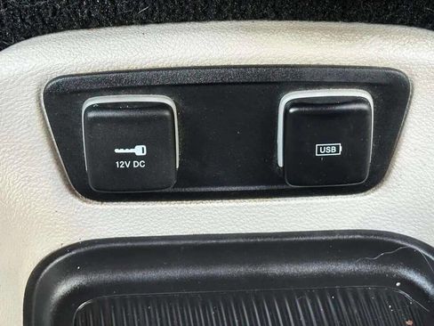 Used 2018 Chrysler Pacifica Touring-L image 24