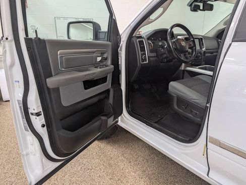 Used 2019 RAM 1500 Classic SLT w/ SLT Plus D←cor Group AWD/4WD image 6