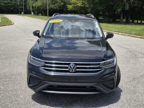 Used 2024 Volkswagen Tiguan SE FWD image 2