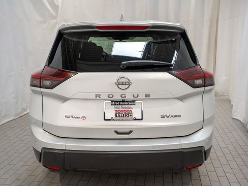 Used 2024 Nissan Rogue SV image 4