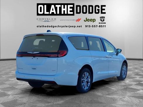 New 2026 Chrysler Pacifica Select image 8