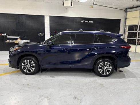 Used 2020 Toyota Highlander XLE AWD/4WD image 5