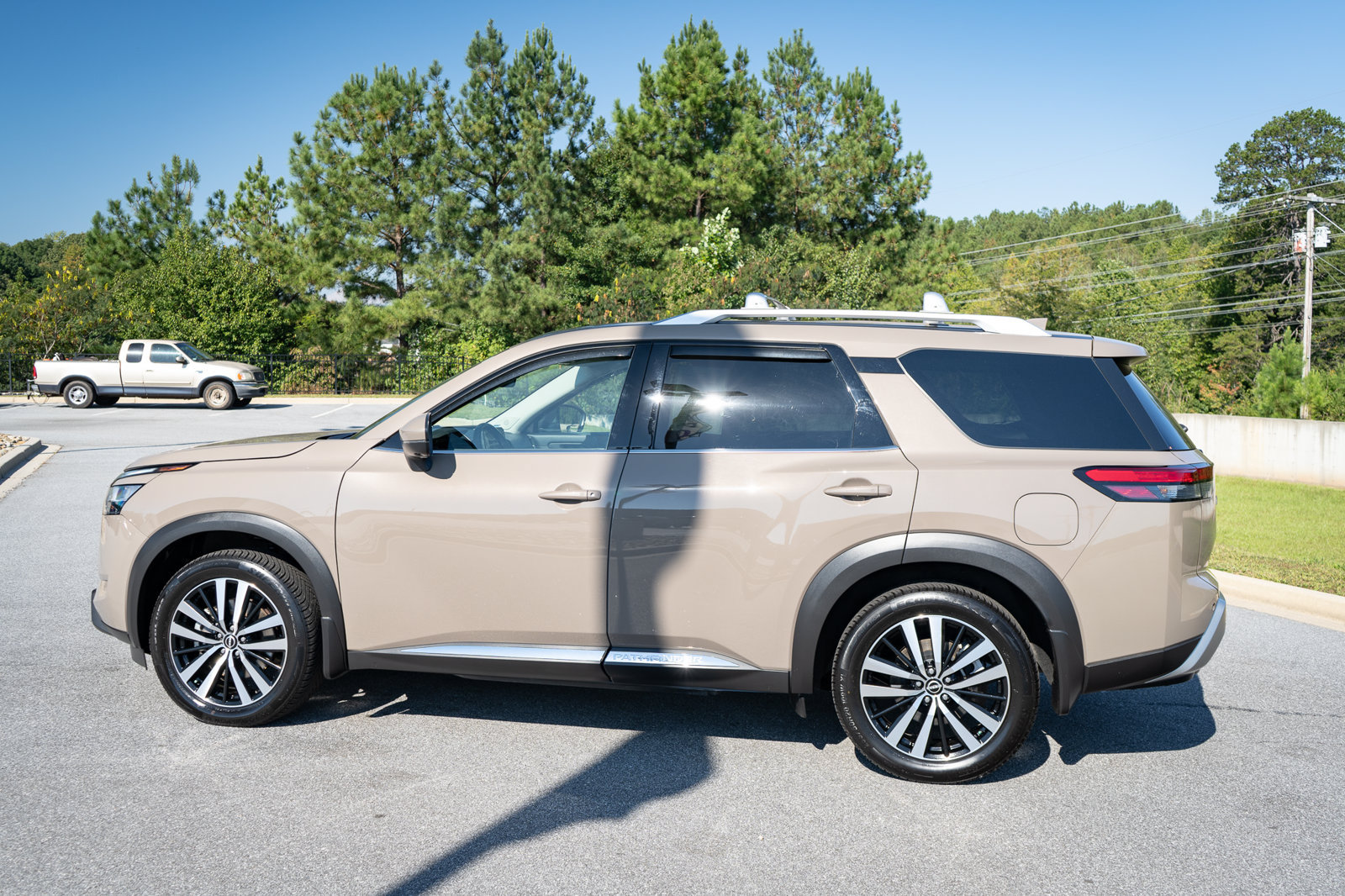 Used 2023 Nissan Pathfinder Platinum w/ Cargo Package FWD image 7