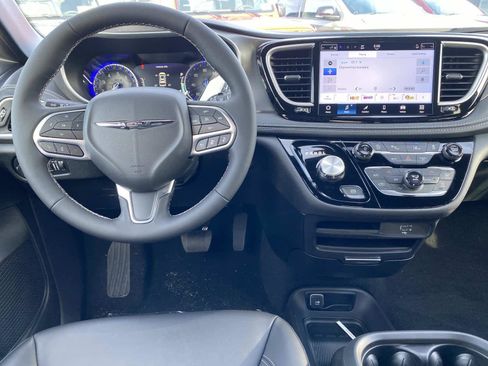 New 2026 Chrysler Pacifica Select image 8