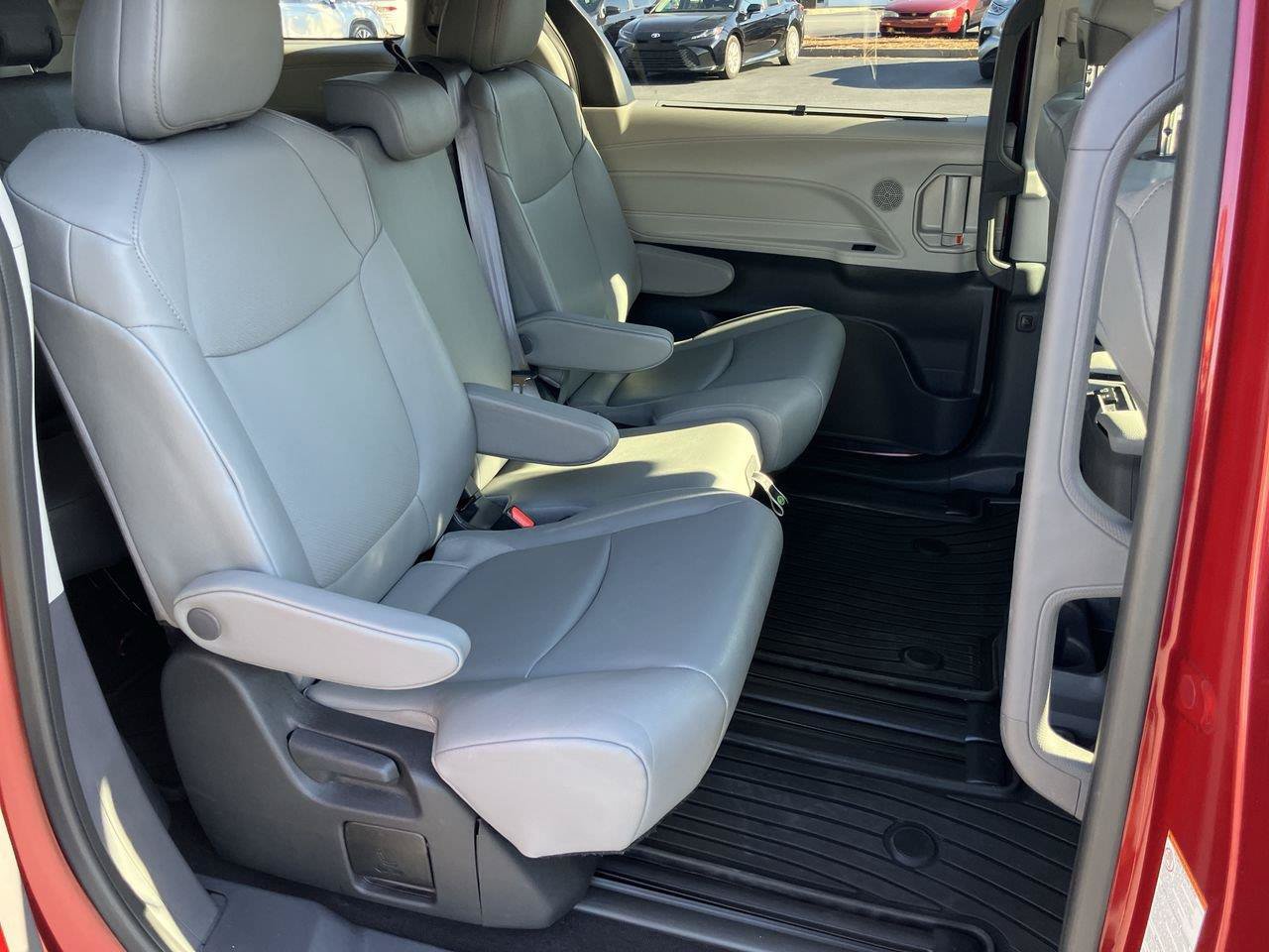 Used 2023 Toyota Sienna XLE FWD image 33
