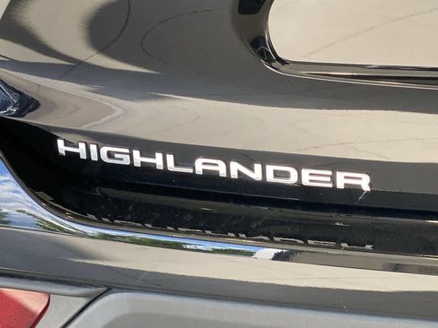 Used 2022 Toyota Highlander XLE AWD/4WD image 11