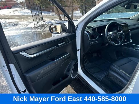 Used 2024 GMC Acadia Elevation image 13