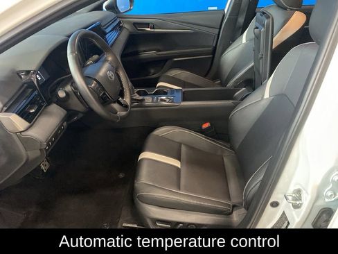 Used 2025 Toyota Camry SE image 8