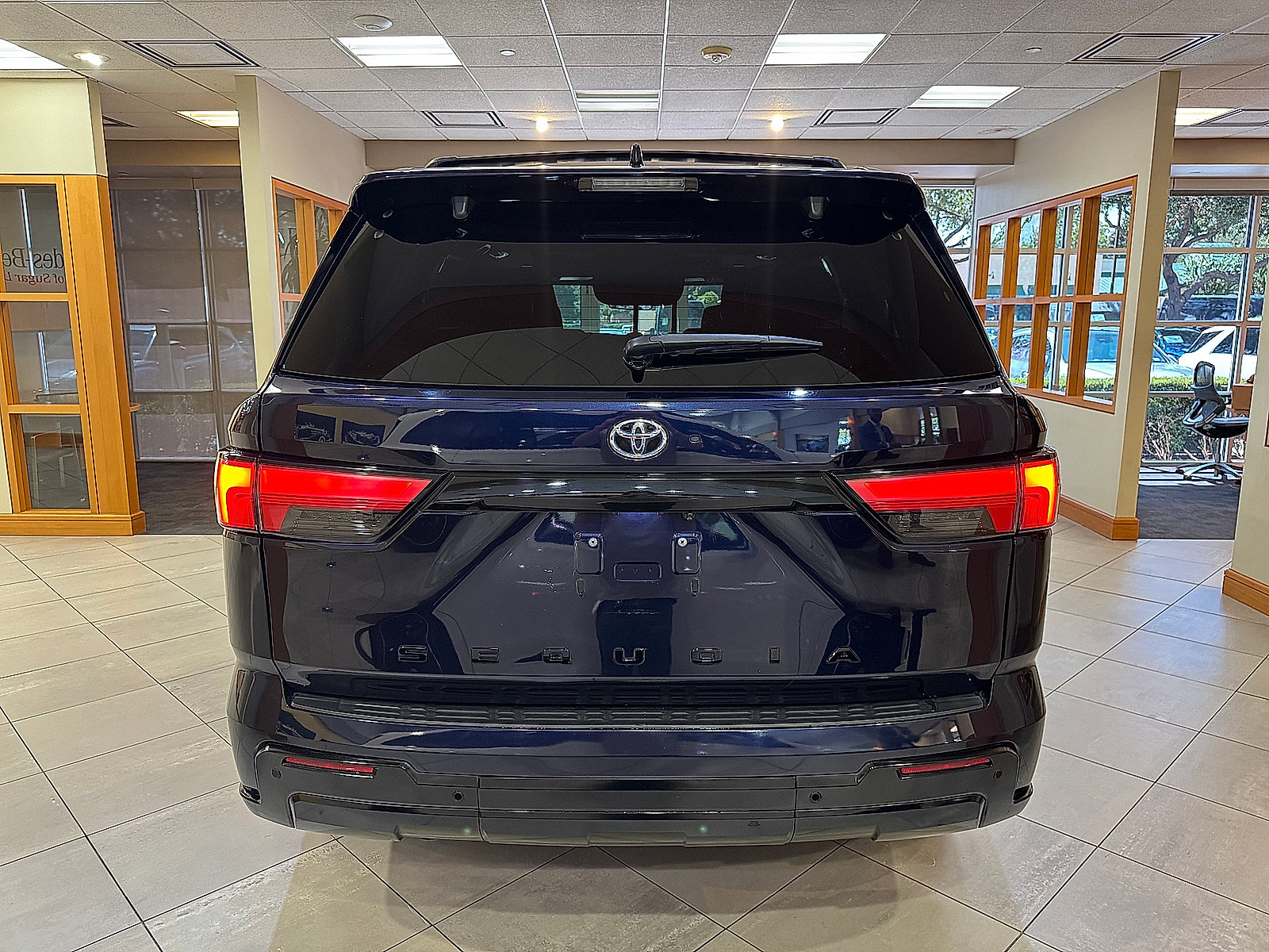 Used 2023 Toyota Sequoia Platinum AWD/4WD image 5
