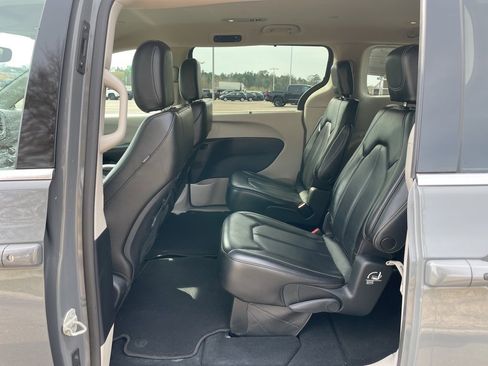 Used 2023 Chrysler Pacifica Touring-L image 12