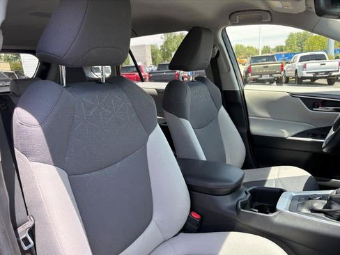 Used 2022 Toyota RAV4 XLE AWD/4WD image 6