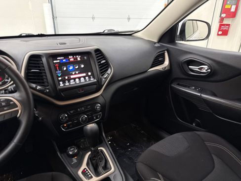 Used 2015 Jeep Cherokee Latitude AWD/4WD image 17