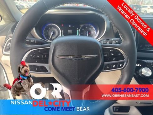 Used 2023 Chrysler Pacifica Touring-L FWD image 17