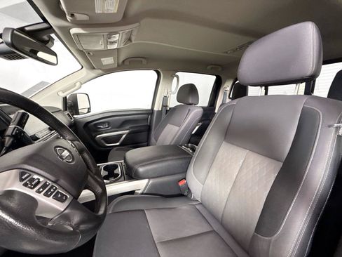 Used 2022 Nissan Titan SV w/ SV Convenience Package RWD image 3
