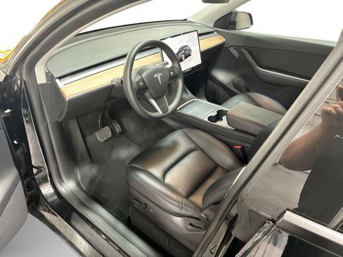 Certified 2022 Tesla Model Y Long Range AWD/4WD image 9