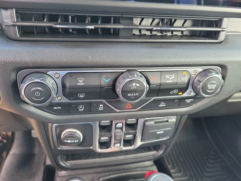 Used 2025 Jeep Gladiator Sport AWD/4WD image 17