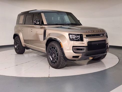Used 2025 Land Rover Defender 110 AWD/4WD image 7