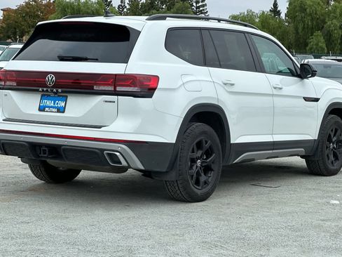 Used 2025 Volkswagen Atlas Peak Edition SE image 3