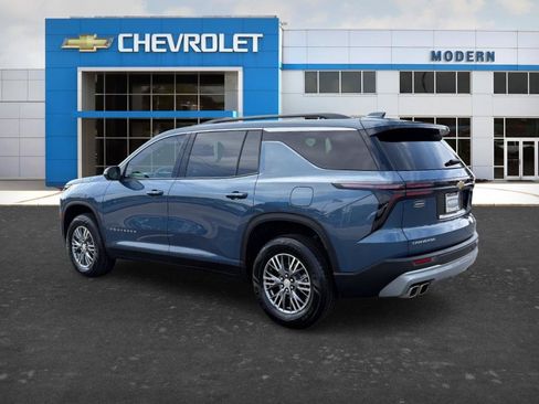 Used 2025 Chevrolet Traverse LT w/ Driver Confidence Package FWD image 3