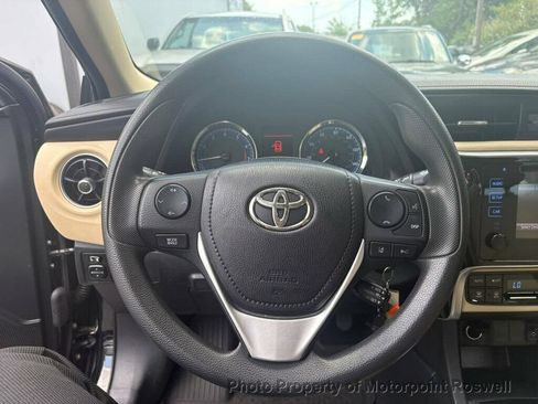 Used 2018 Toyota Corolla LE FWD image 17