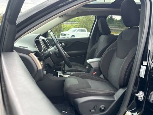 Used 2017 Jeep Cherokee Latitude w/ Comfort/Convenience Group FWD image 18