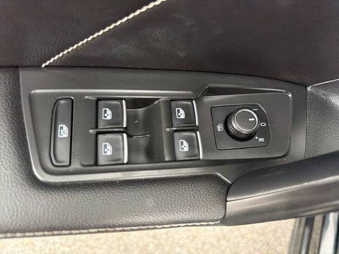 Used 2022 Volkswagen Tiguan SE w/ Panoramic Sunroof Package FWD image 25