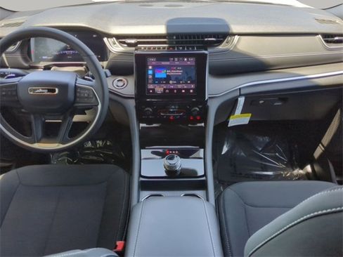 Used 2025 Jeep Grand Cherokee Laredo X w/ Luxury Tech Group I image 17