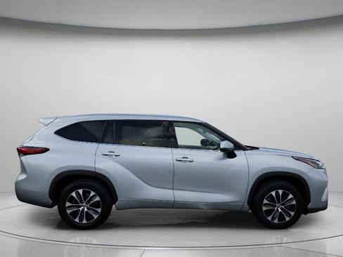 Used 2021 Toyota Highlander XLE FWD image 10