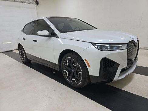 Used 2023 BMW iX xDrive50 w/ Sport Package AWD/4WD image 3