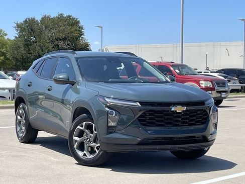 Used 2025 Chevrolet Trax LT FWD image 2