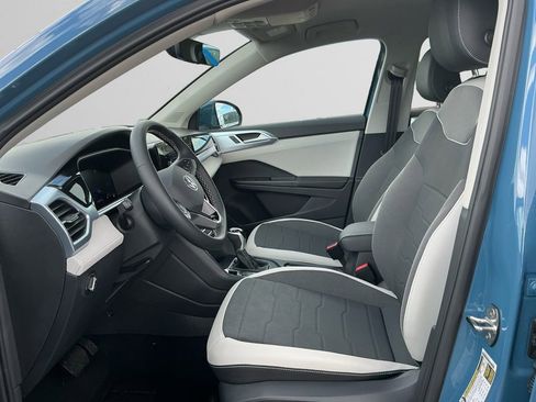 New 2025 Volkswagen Taos SE image 9